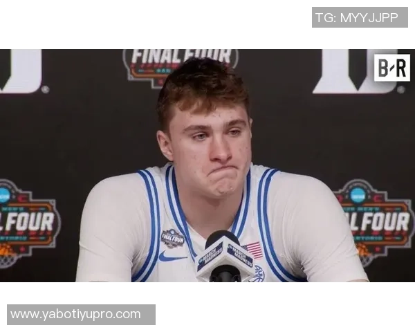 塔图姆赛后与杜克学弟弗拉格亲切交流后者表现惊艳砍下36分9篮板6助攻